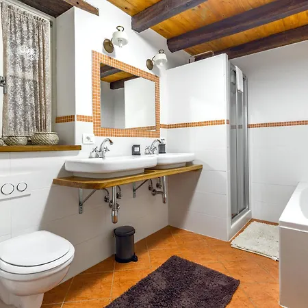 Farfalla Villa Zuzici