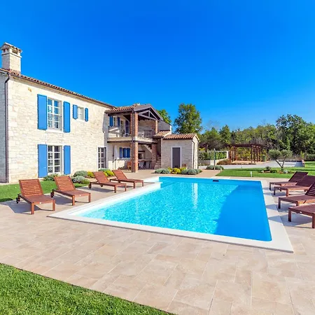 Farfalla Villa Zuzici